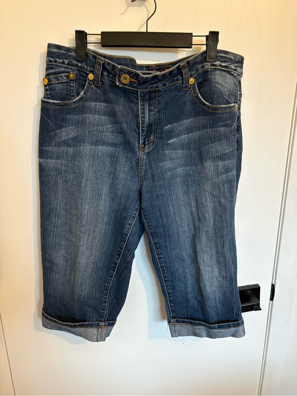 Deluxe L.A. Blues Women’s Size 18W Denim Capri Jeans Cuffed Medium Wash